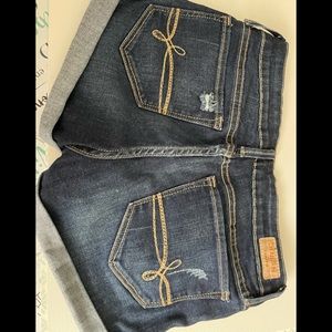 Low rise shortie Levi’s like new distressed little bit